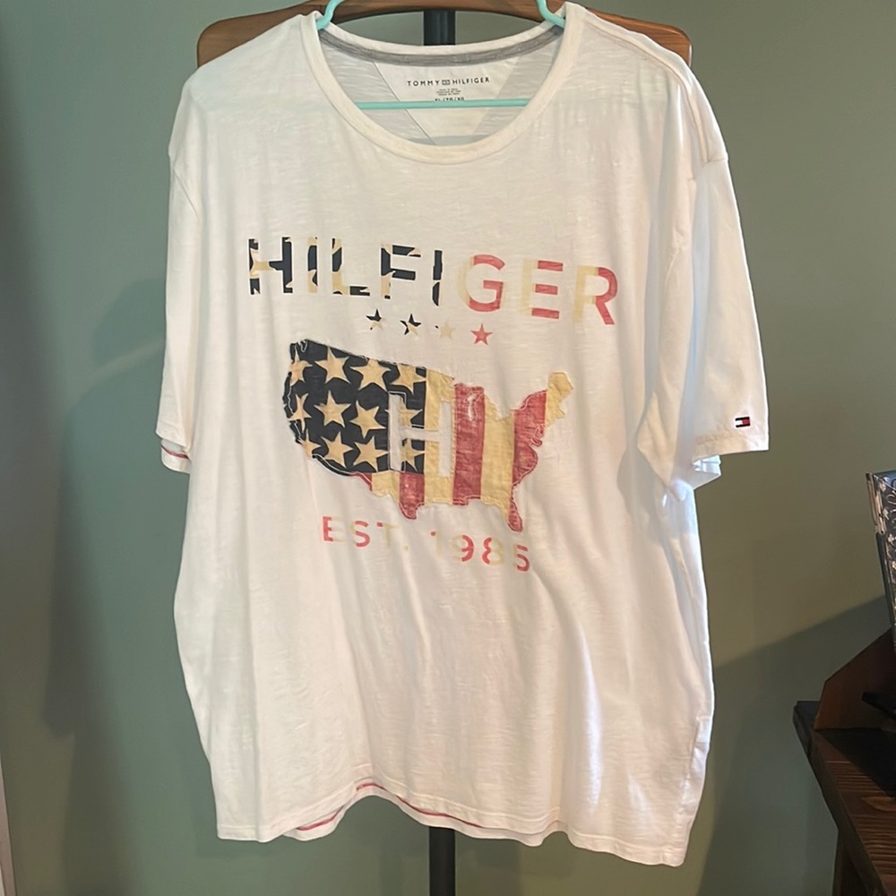 Tommy Hilfiger T Shirt with the map of the US Stitched on the front